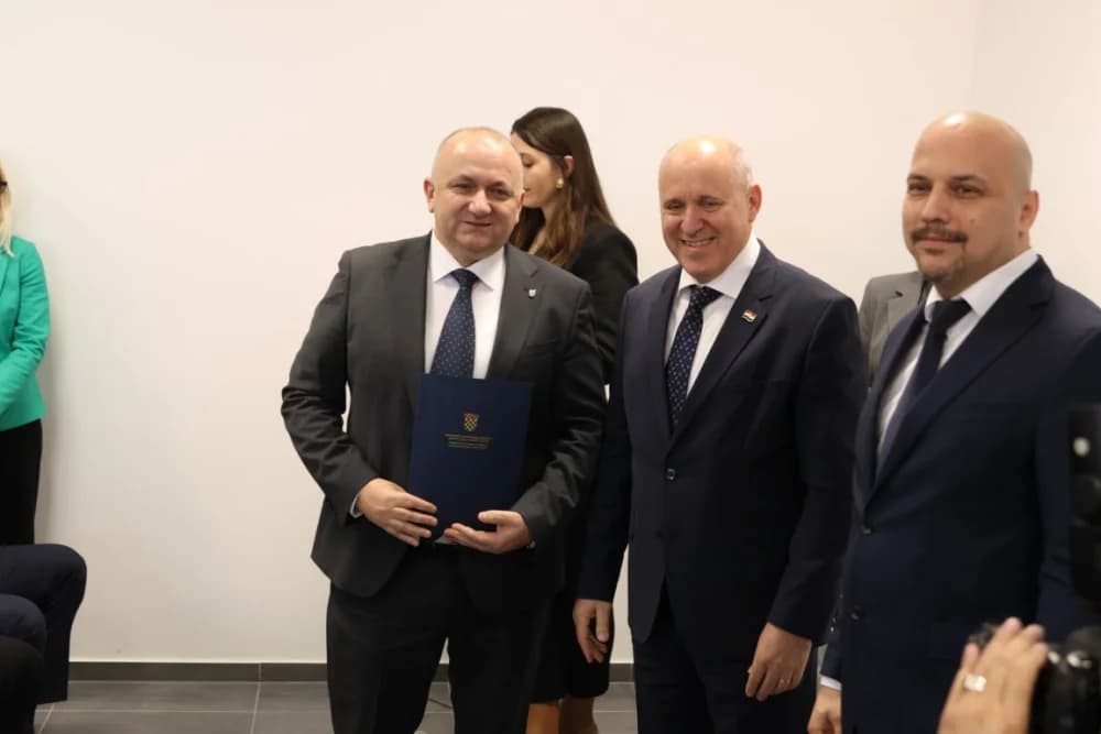SLAVONSKI ŠAMAC: Premijer Plenković s ministrima i drugim dužnosnicima održao sjednicu Savjeta za Slavoniju, Baranju i Srijem