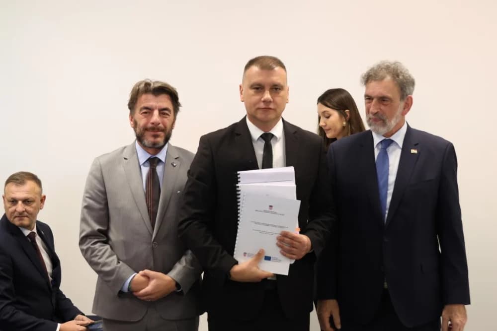 SLAVONSKI ŠAMAC: Premijer Plenković s ministrima i drugim dužnosnicima održao sjednicu Savjeta za Slavoniju, Baranju i Srijem