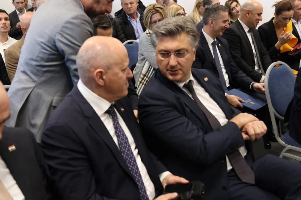 SLAVONSKI ŠAMAC: Premijer Plenković s ministrima i drugim dužnosnicima održao sjednicu Savjeta za Slavoniju, Baranju i Srijem