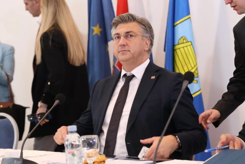 SLAVONSKI ŠAMAC: Premijer Plenković s ministrima i drugim dužnosnicima održao sjednicu Savjeta za Slavoniju, Baranju i Srijem