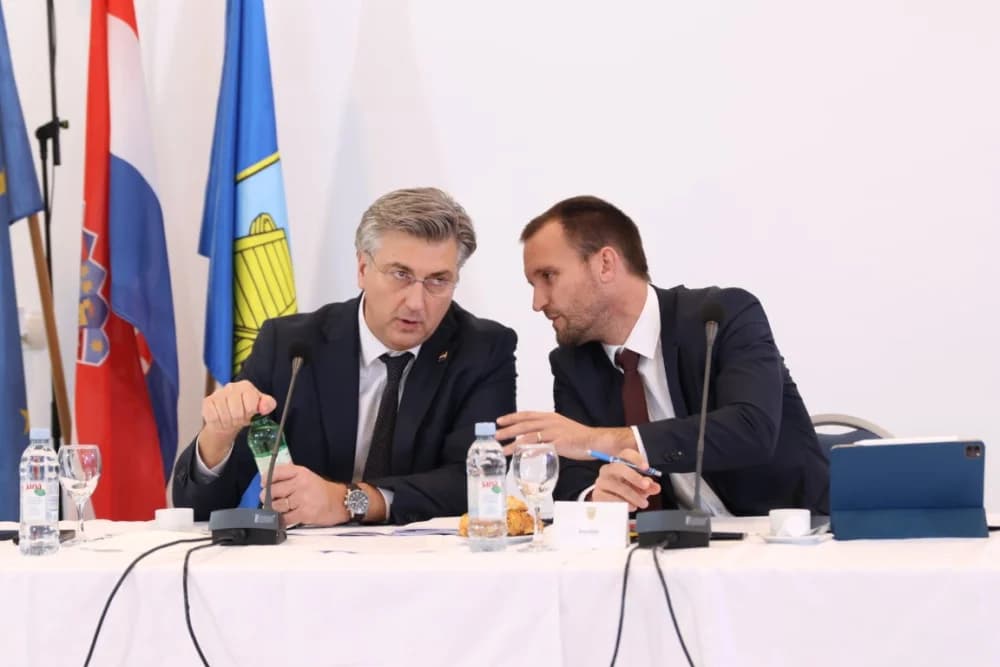 SLAVONSKI ŠAMAC: Premijer Plenković s ministrima i drugim dužnosnicima održao sjednicu Savjeta za Slavoniju, Baranju i Srijem
