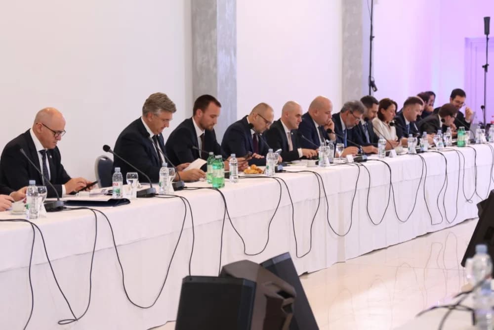 SLAVONSKI ŠAMAC: Premijer Plenković s ministrima i drugim dužnosnicima održao sjednicu Savjeta za Slavoniju, Baranju i Srijem