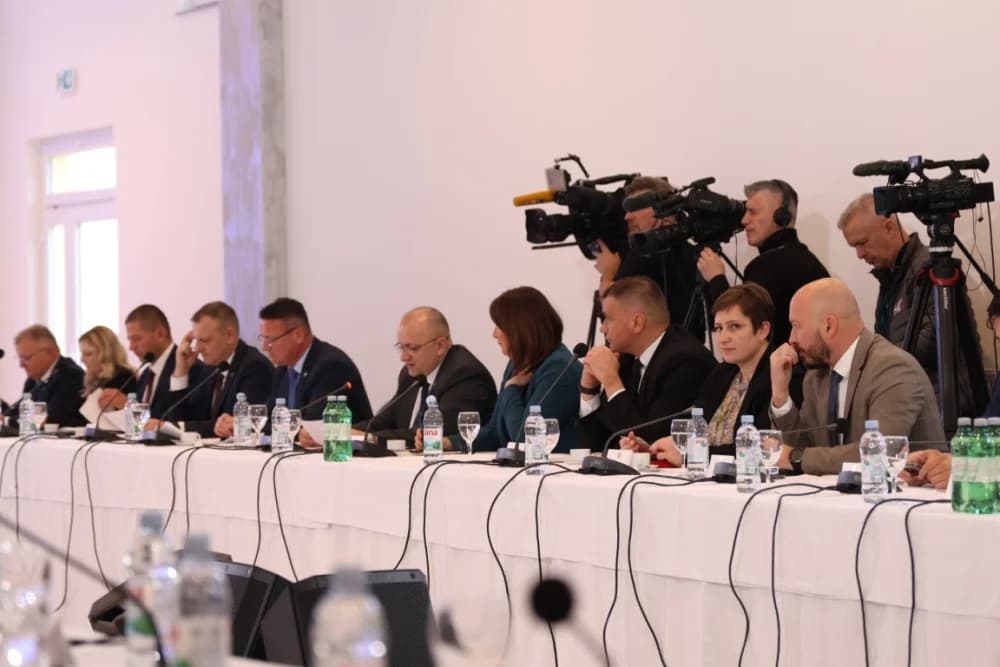 SLAVONSKI ŠAMAC: Premijer Plenković s ministrima i drugim dužnosnicima održao sjednicu Savjeta za Slavoniju, Baranju i Srijem