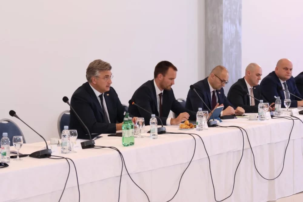 SLAVONSKI ŠAMAC: Premijer Plenković s ministrima i drugim dužnosnicima održao sjednicu Savjeta za Slavoniju, Baranju i Srijem