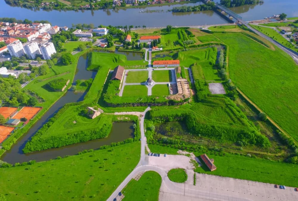 Ponosna čuvarica granice na Savi bila je nekad najveća tvrđava u Europi, a danas je puna života, sadržaja i simbol prekrasnog slavonskog grada