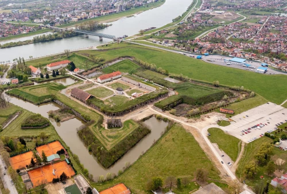 Ponosna čuvarica granice na Savi bila je nekad najveća tvrđava u Europi, a danas je puna života, sadržaja i simbol prekrasnog slavonskog grada