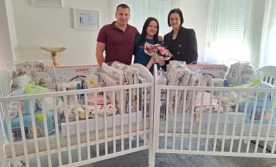 Jednoj obitelji uručena čak dva paketa opreme za bebe