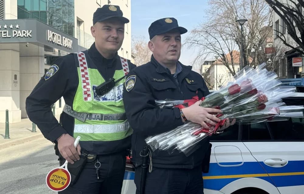 Na međunarodnom Danu žena policajci vozačice darivale ružama