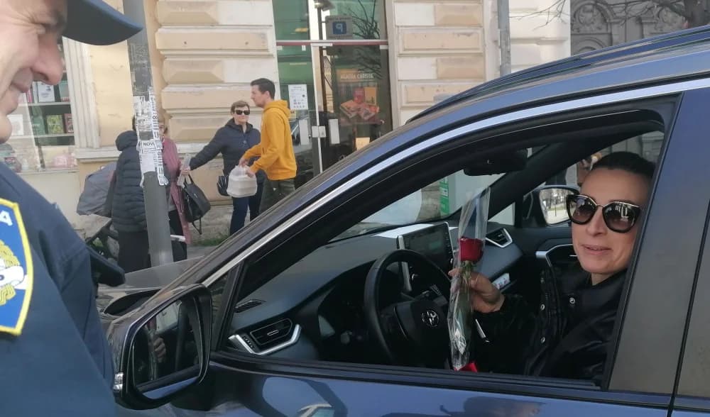 Na međunarodnom Danu žena policajci vozačice darivale ružama