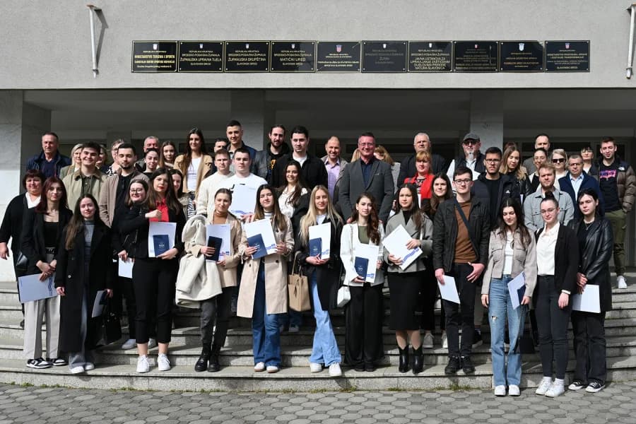 Čak 59 studenata - stipendista na potpisu ugovora za stipendiranje s brodsko-posavskim županom Danijelom Marušićem