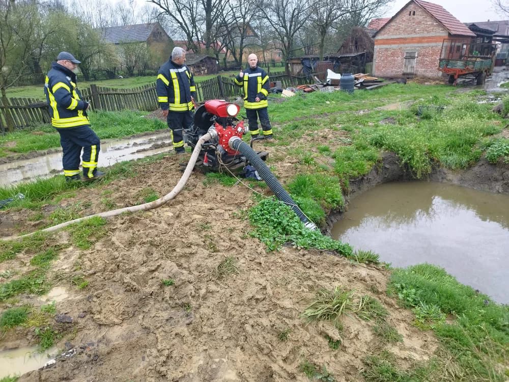 Spašavano gotovo 300 stoke s poplavljenog područja u Donjoj Bebrini (FOTO/VIDEO)