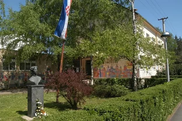 Uhićen nastavnik u Slavonskom Brodu - razbijao inventar u prostorijama škole!