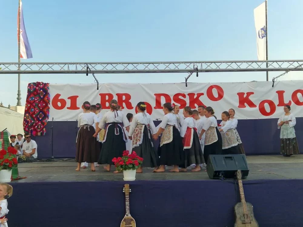 Dječjom igrom i pjesmom započelo 61. Brodsko kolo