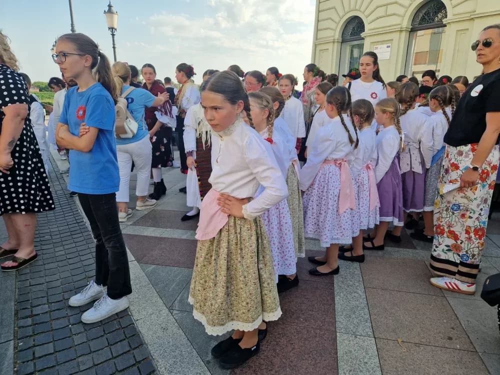 Dječjom igrom i pjesmom započelo 61. Brodsko kolo