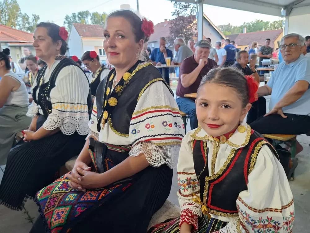 Od najmlađih do najstarijih u tradicionalnom narodnom ruhu