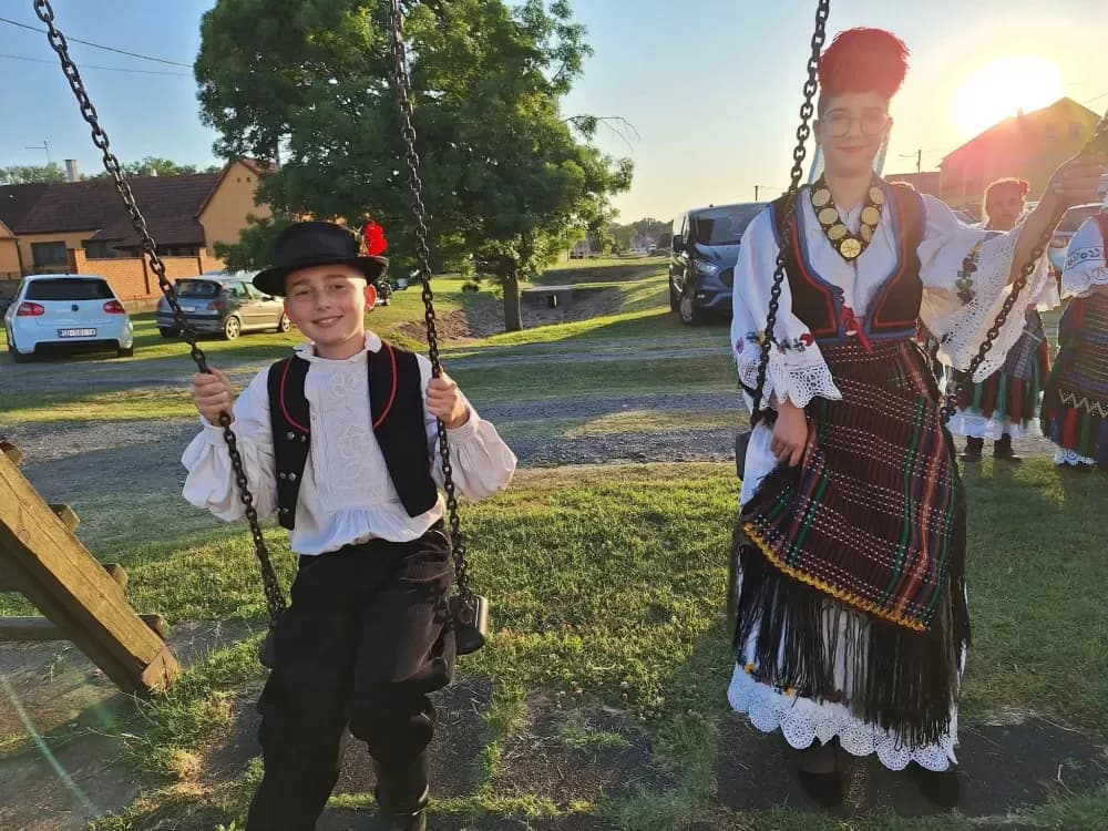 Od najmlađih do najstarijih u tradicionalnom narodnom ruhu