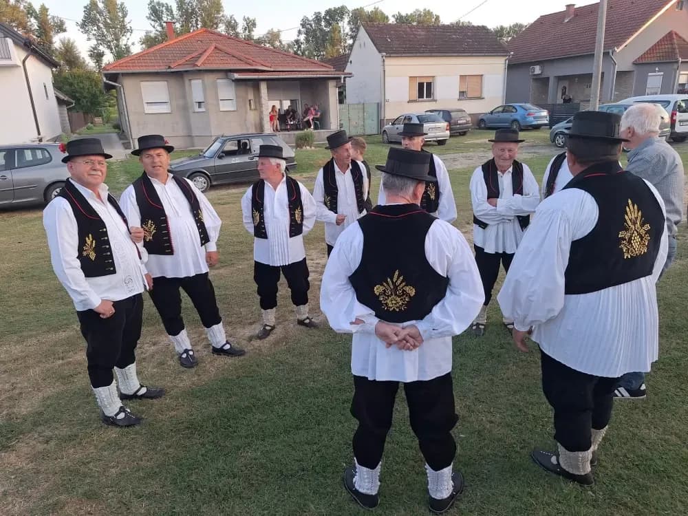 Od najmlađih do najstarijih u tradicionalnom narodnom ruhu