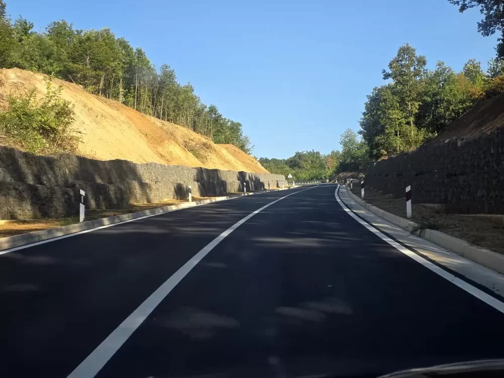 Radovi na rekonsgtukciji prometnice nako 2,5 godine završeni: Srediniom rujna otvara se cesta Rešetari – Baćin dol