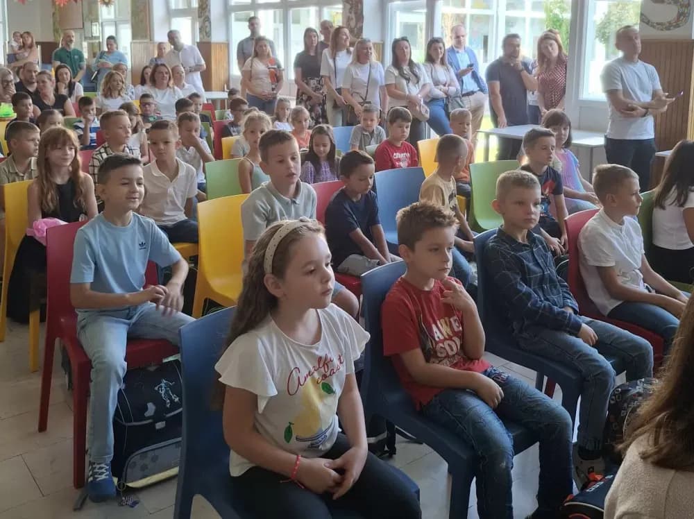[FOTOGALERIJA] Svečanim priredbama obilježen prvi dan škole u Slavonskom Brodu