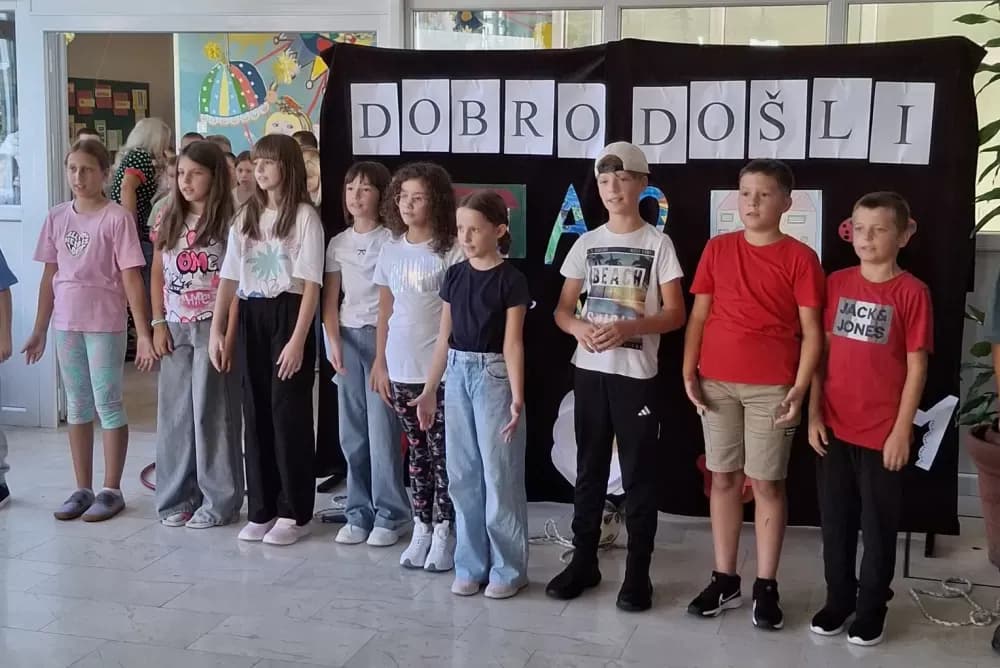 [FOTOGALERIJA] Svečanim priredbama obilježen prvi dan škole u Slavonskom Brodu