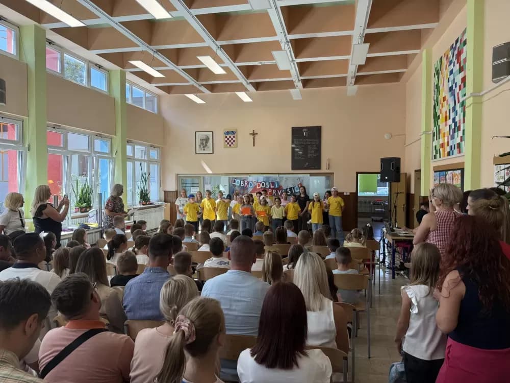 [FOTOGALERIJA] Svečanim priredbama obilježen prvi dan škole u Slavonskom Brodu