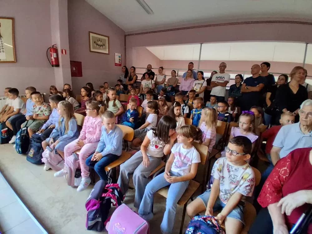[FOTOGALERIJA] Svečanim priredbama obilježen prvi dan škole u Slavonskom Brodu