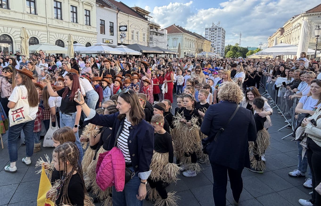 Glavni trg u Slavonskom Brodu ispunjen dječjim osmijesima i kreativnošću