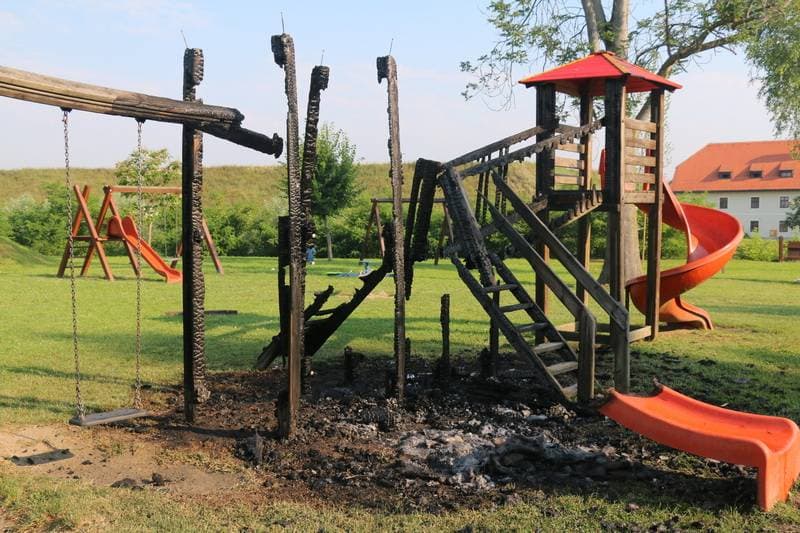 ŽENE SUDIONICE DOMOVINSKOG RATA: U Pleternici otvorena izložba slika braniteljica dragovoljki 123. brigade Hrvatske vojske