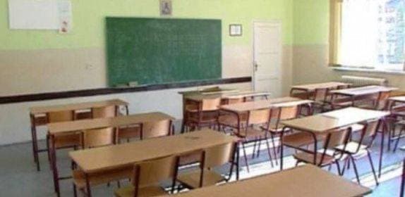 Maturanti Ekonomske škole iz 1975. godine za jubilej imali tortu