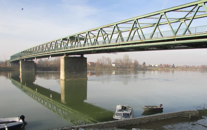 Oštećen stari most, novi još nije u funkciji: Kaos na granici kod Gradiške
