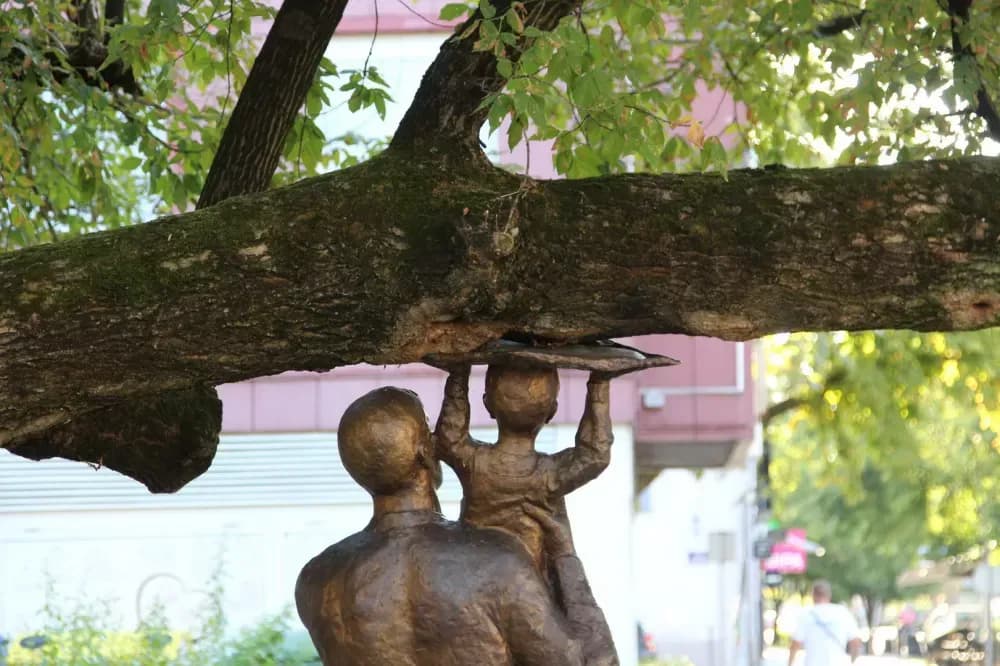 Skulptura „Otac i sin“ kao simbol očinske ljubavi u Slavonskom Brodu