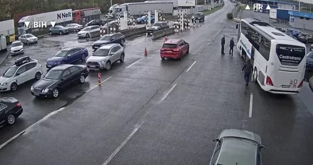 Policija na graničnom prelazu Stara Gradiška oduzela 10 zračnih pušaka i pištolj: vozač bez dokumentacije
