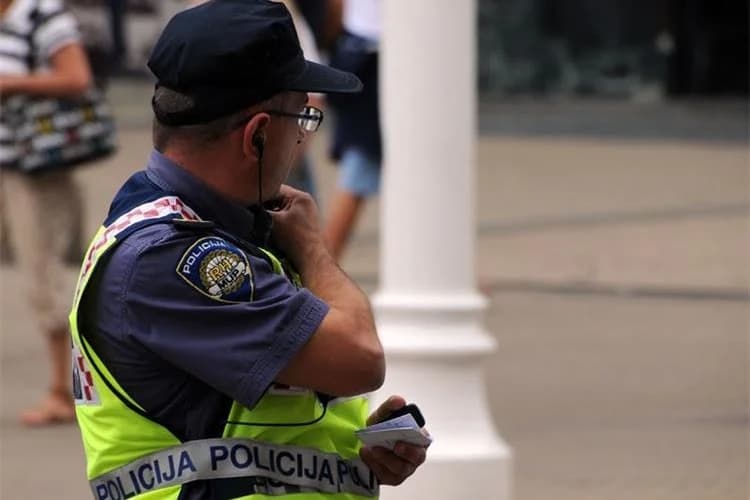 Prijavljen starac iz Sl. Broda: Vrijeđao na ulici, policija objavila detalje