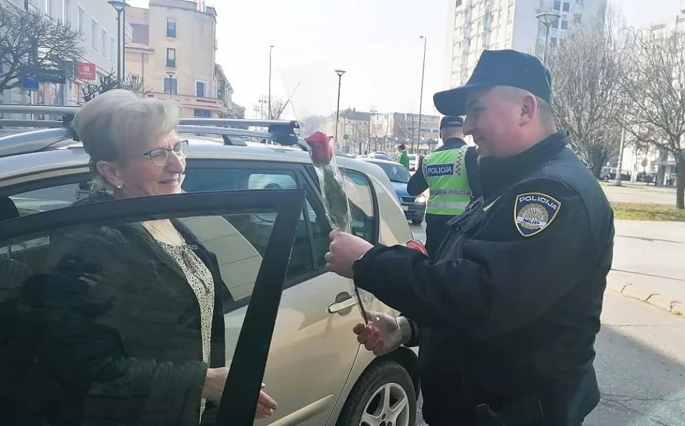 Na međunarodnom Danu žena policajci vozačice darivale ružama